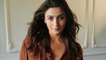 Alia Bhatt apologises to paps for not being able to pose, wins hearts