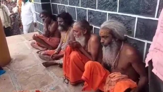 Maharashtra: Four sadhus thrashed in Sangli, police detains six people Maharashtra: Four sadhus thrashed in Sangli, police detains six people