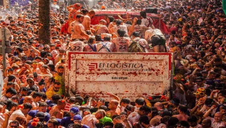 Paint the town red: La Tomatina returns with a bang in Spain Paint the town red: La Tomatina returns with a bang in Spain