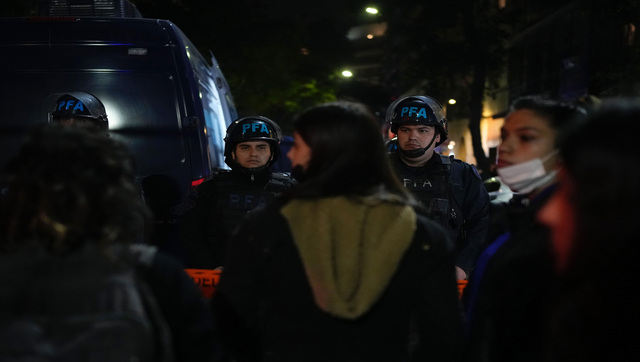 Man detained after he points gun at Argentina's Vice President Cristina Fernández Man detained after he points gun at Argentina's Vice President Cristina Fernández