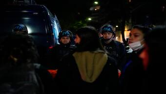 Man detained after he points gun at Argentina's Vice President Cristina Fernández