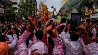 Watch: Little girl hugs Ganpati Bappa idol, cries as it's taken for visarjan