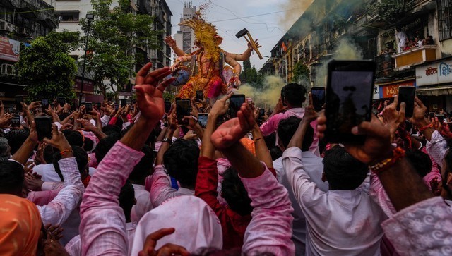 Watch: Little girl hugs Ganpati Bappa idol, cries as it's taken for visarjan Watch: Little girl hugs Ganpati Bappa idol, cries as it's taken for visarjan
