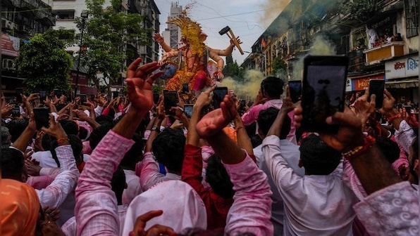 Watch: Little girl hugs Ganpati Bappa idol, cries as it's taken for visarjan