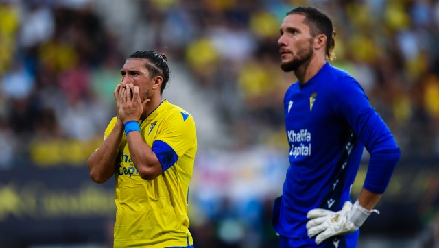 Cadiz vs Barcelona stopped for over 20 minutes after fan collapses in the stadium Cadiz vs Barcelona stopped for over 20 minutes after fan collapses in the stadium