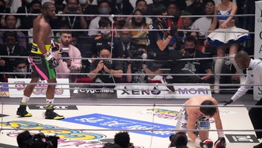 Watch: Floyd Mayweather knocks out Mikuru Asakura in front of watching Manny Pacquiao