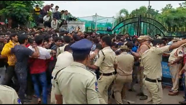 Hyderabad ticket stampede: 4 injured in jostling to buy tickets for India vs Australia third T20, Watch video Hyderabad ticket stampede: 4 injured in jostling to buy tickets for India vs Australia third T20, Watch video