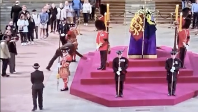 Watch: Man pays unique tribute before Queen Elizabeth's coffin; kneels down and drops coin Watch: Man pays unique tribute before Queen Elizabeth's coffin; kneels down and drops coin