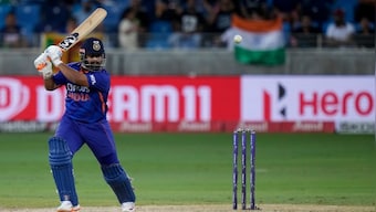 T20 World Cup: Ravi Shastri wants India to stick with 'X-factor' Rishabh Pant instead of Dinesh Karthik against England