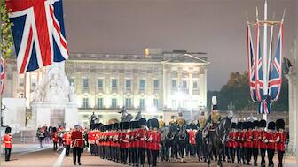 Thousands of mourners queue for Queen Elizabeth II's coffin as Charles spends quiet day