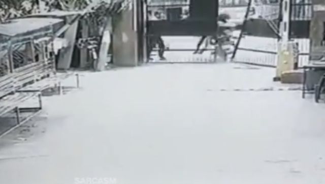 Watch: Alert security guard foils bike robbery bid in Delhi's Kalkaji Extension Watch: Alert security guard foils bike robbery bid in Delhi's Kalkaji Extension