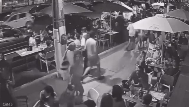 Viral video: Diners flee restaurant after confusing runners with robbers, internet in splits Viral video: Diners flee restaurant after confusing runners with robbers, internet in splits