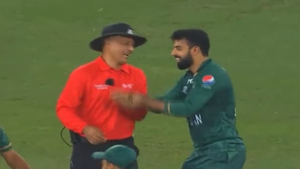 Pakistan vs Sri Lanka Asia Cup final: Shadab Khan forces umpire to raise his finger after DRS; Watch