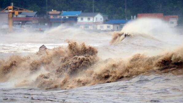 Typhoon Hinnamnor batters southern region of South Korea, forcing thousands to flee