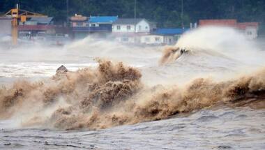 Typhoon Hinnamnor batters southern region of South Korea, forcing thousands to flee