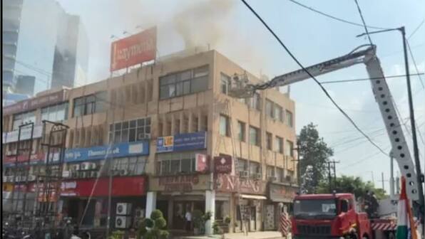 #Watch: Noida Police firefighters rescue people from a building on fire in Sector 18