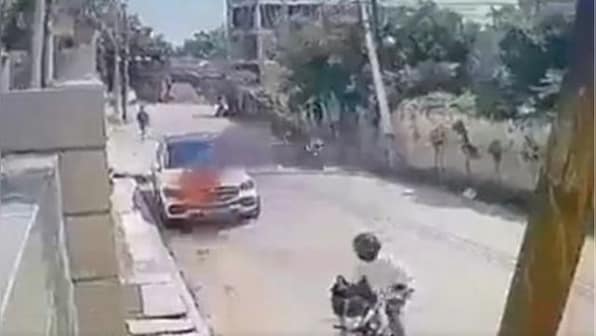 #Watch: Angry over unpaid dues, real estate contractor sets ex-employer's Mercedes on fire