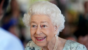 Queen Elizabeth's doctors 'concerned' for her health; family heads to be with her