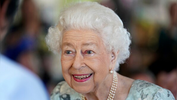 Queen Elizabeth's doctors 'concerned' for her health; family heads to be with her