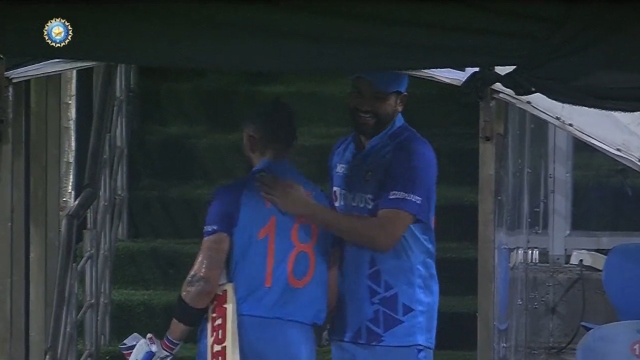 Rohit Sharma applauds Virat Kohli after match-winning knock against Australia; Watch video Rohit Sharma applauds Virat Kohli after match-winning knock against Australia; Watch video