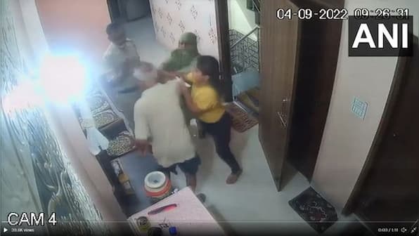 #Watch: Female sub inspector repeatedly slaps father-in-law infront of police