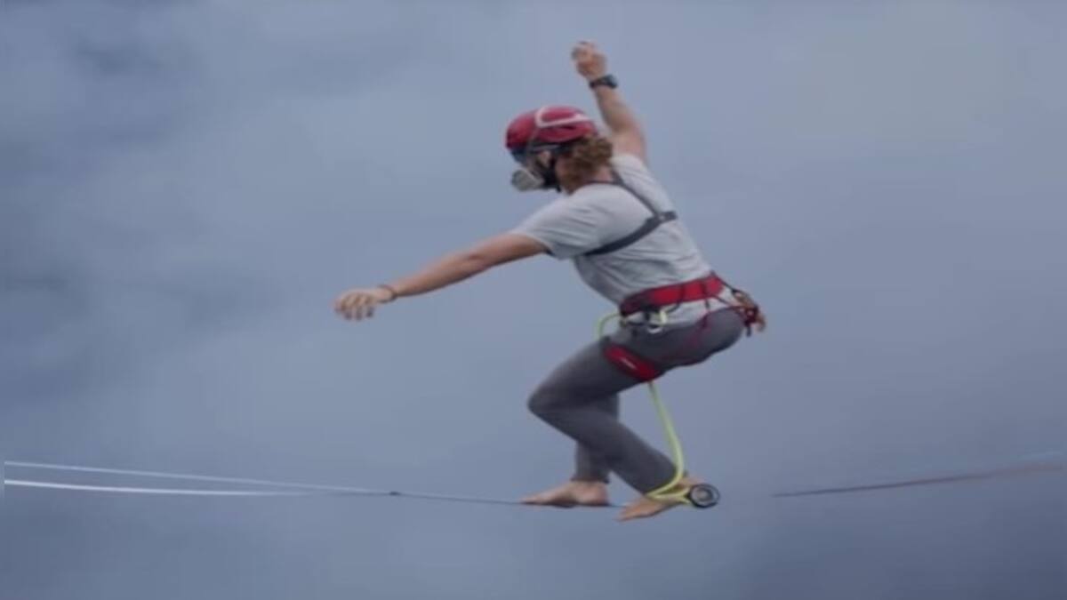 Watch video Adventure enthusiasts make record of slackline walk over