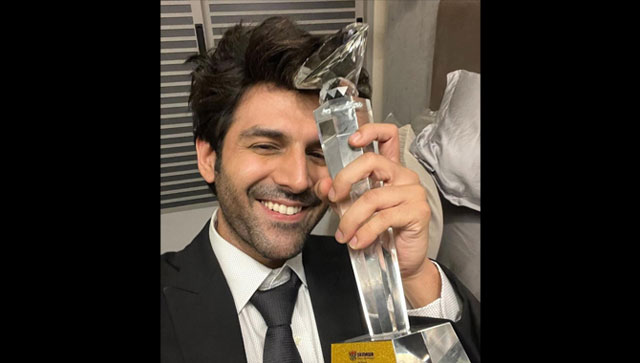 Kartik Aaryan can't stop smiling as he wins the Best Actor award for Dhamaka Kartik Aaryan can't stop smiling as he wins the Best Actor award for Dhamaka