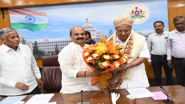 Kerala CM meets Karanataka's Basavaraj Bommai to discuss inter-state issues