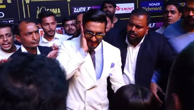Ranveer Singh hilariously reacts after getting slapped by his bodyguard at SIIMA 2022 Ranveer Singh hilariously reacts after getting slapped by his bodyguard at SIIMA 2022
