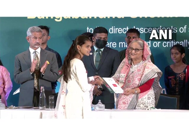 Sheikh Hasina gives scholarships to descendants of Indian soldiers killed in action during Bangladesh Liberation War Sheikh Hasina gives scholarships to descendants of Indian soldiers killed in action during Bangladesh Liberation War