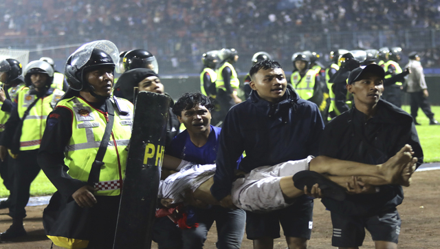 Death toll climbs to 174 after riot at football match in Indonesia Death toll climbs to 174 after riot at football match in Indonesia