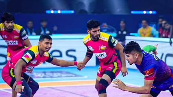 Pro Kabaddi League 2022: Bengaluru Bulls beat Dabang Delhi 47-43; Gujarat Giants register big win