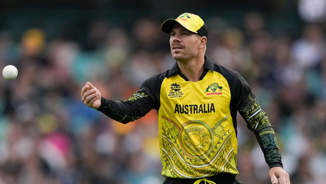 Australia vs Sri Lanka, T20 World Cup: David Warner pulls off acrobatic save, collects superb catch later; watch video Australia vs Sri Lanka, T20 World Cup: David Warner pulls off acrobatic save, collects superb catch later; watch video
