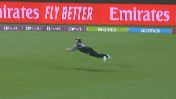T20 World Cup: Glenn Phillips pulls off sensational catch in Australia vs New Zealand