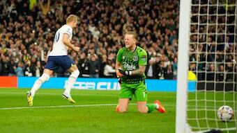 Premier League: Harry Kane fires Tottenham's title push; Leicester held
