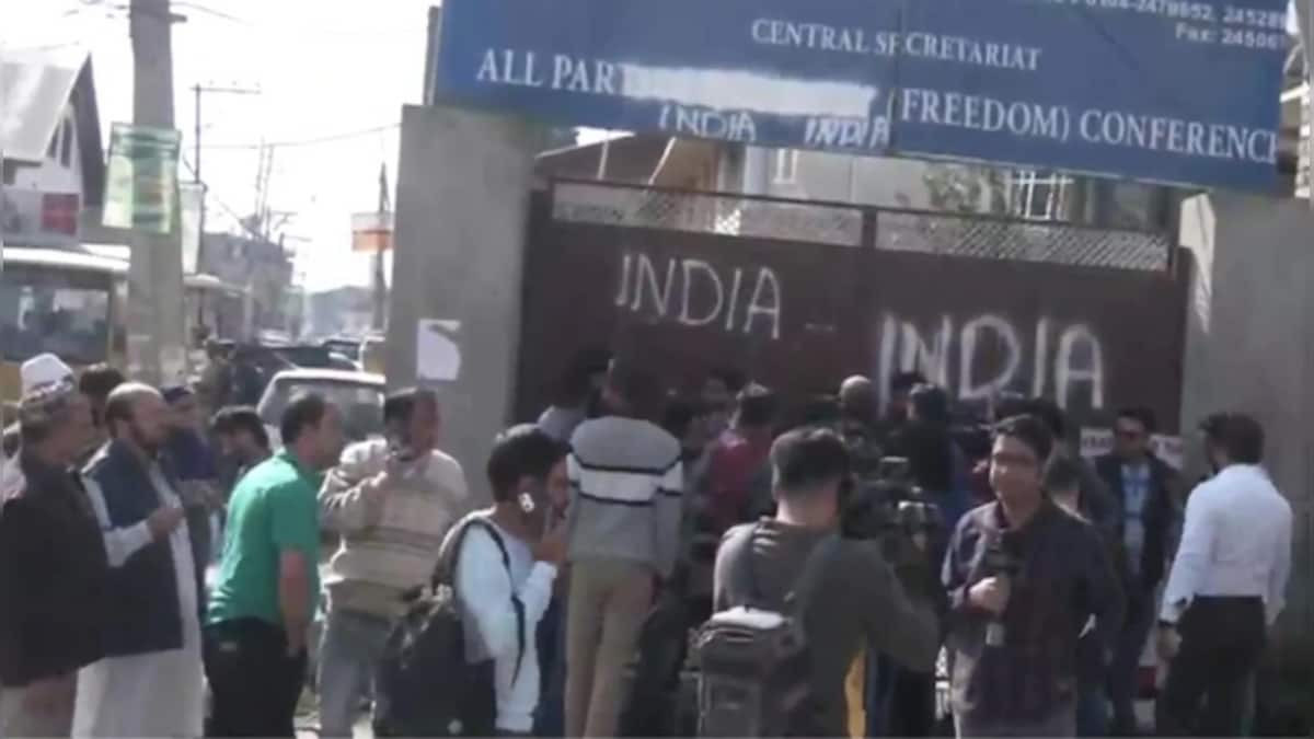 WATCH: Kashmiri Muslim youth vandalise Hurriyat Conference headquarters to protest Pandit killings