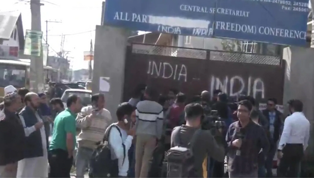 WATCH: Kashmiri Muslim youth vandalise Hurriyat Conference headquarters to protest Pandit killings WATCH: Kashmiri Muslim youth vandalise Hurriyat Conference headquarters to protest Pandit killings