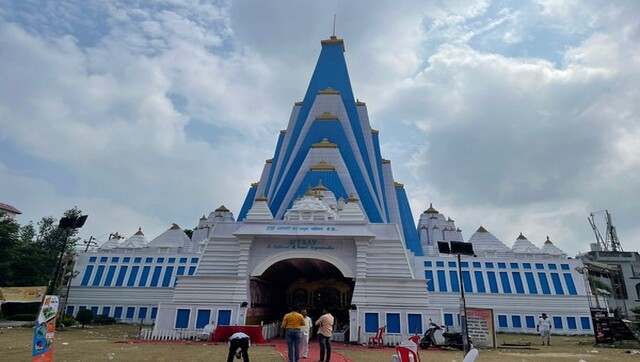 Lucknow: 136 feet Durga Puja pandal to make way into Guinness Book as world's tallest Lucknow: 136 feet Durga Puja pandal to make way into Guinness Book as world's tallest