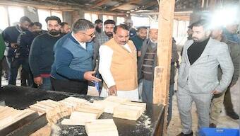 Kashmir: Union Minister visits industrial centre in Pulwama