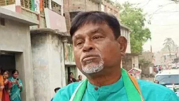 WATCH: Slippers waved, 'chor chor' slogans raised for Trinamool MLA Manik Bhattacharya, arrested in Bengal SSC scam case