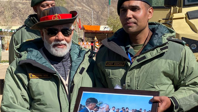 Diwali 2022: PM Modi meets Indian Army officer after 2 decades in Kargil Diwali 2022: PM Modi meets Indian Army officer after 2 decades in Kargil