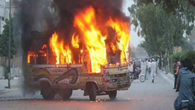 Pakistan: Dozens burnt alive as bus catches fire near Karachi ... WATCH Pakistan: Dozens burnt alive as bus catches fire near Karachi ... WATCH