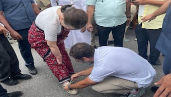 Viral: Rahul Gandhi ties Sonia Gandhi's shoelaces; caring gesture wins hearts