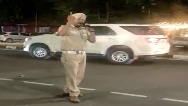 Chandigarh cop sings Daler Mehndi-inspired song to spread no parking message Chandigarh cop sings Daler Mehndi-inspired song to spread no parking message