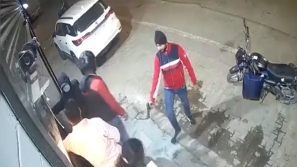 Watch: Robbers steal SUV at gunpoint near Delhi Cantonment