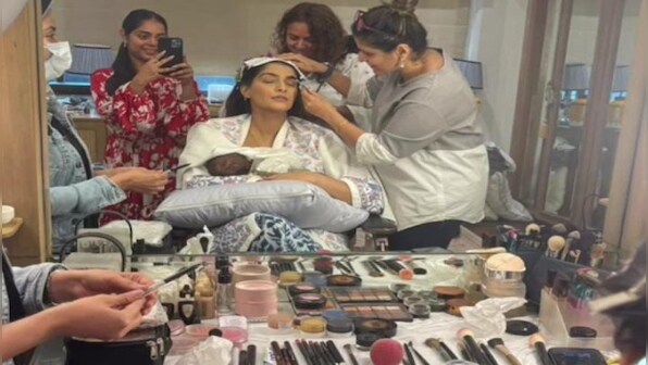 Internet mommies up in arms against Sonam Kapoor breastfeeding — but is that real fight, sistahs?