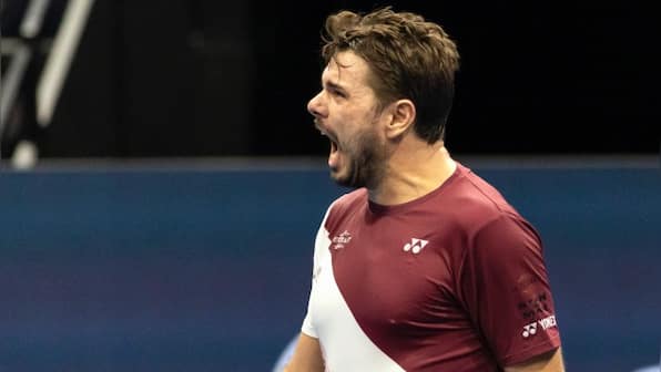 Stan Wawrinka advances with crowd-pleasing win at Swiss Indoors; Andy Murray ousted