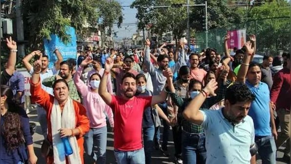 WATCH | In Kolkata, police forcibly remove TET candidates from protest site, impose Sec 144