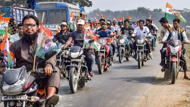 West Bengal: Trinamool Congress workers block highway, demand resignation of party leader West Bengal: Trinamool Congress workers block highway, demand resignation of party leader