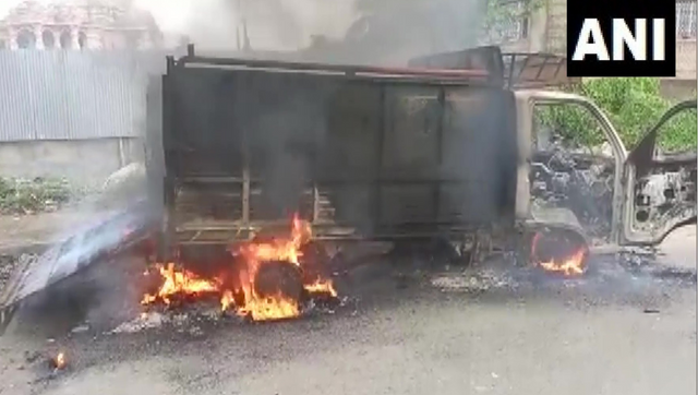 West Bengal: Mob thrashes alleged cattle smuggler in Howrah, sets vehicle on fire West Bengal: Mob thrashes alleged cattle smuggler in Howrah, sets vehicle on fire
